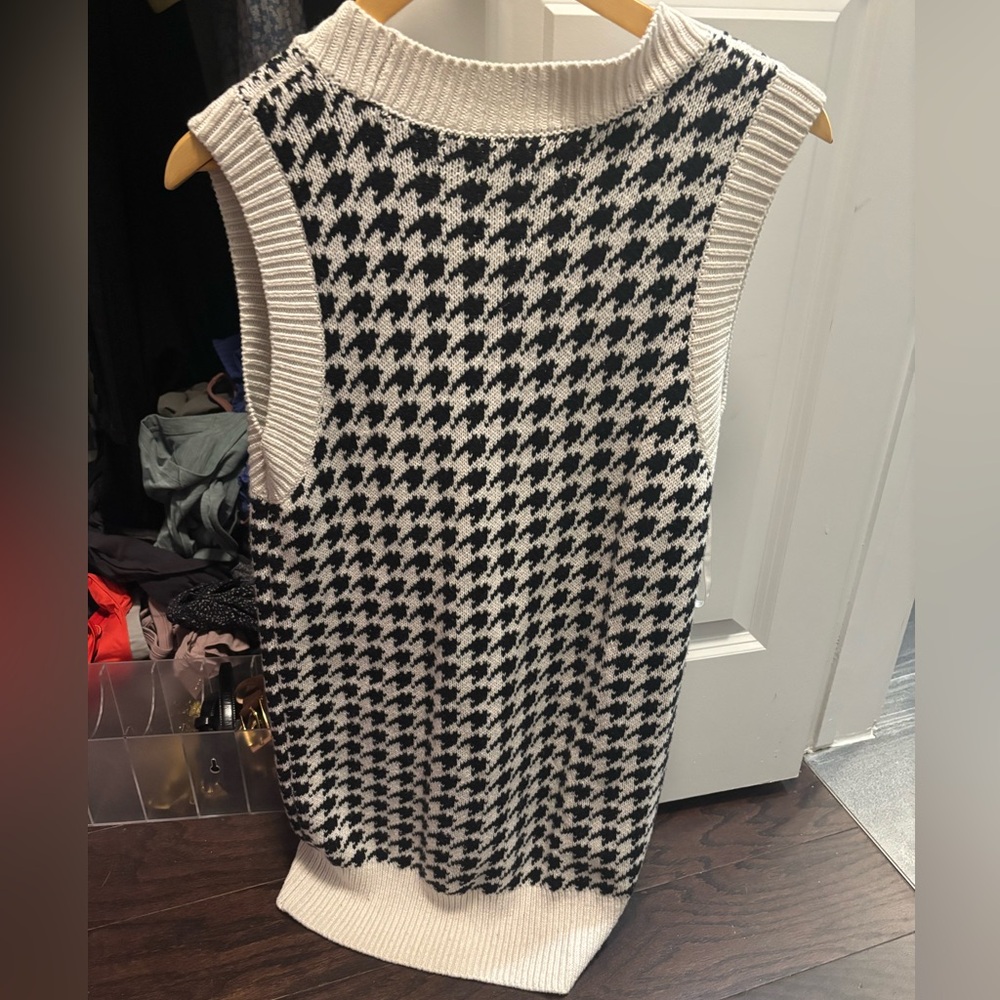 Abercrombie & Fitch V-Neck Black and White Sweater - Picture 3 of 3